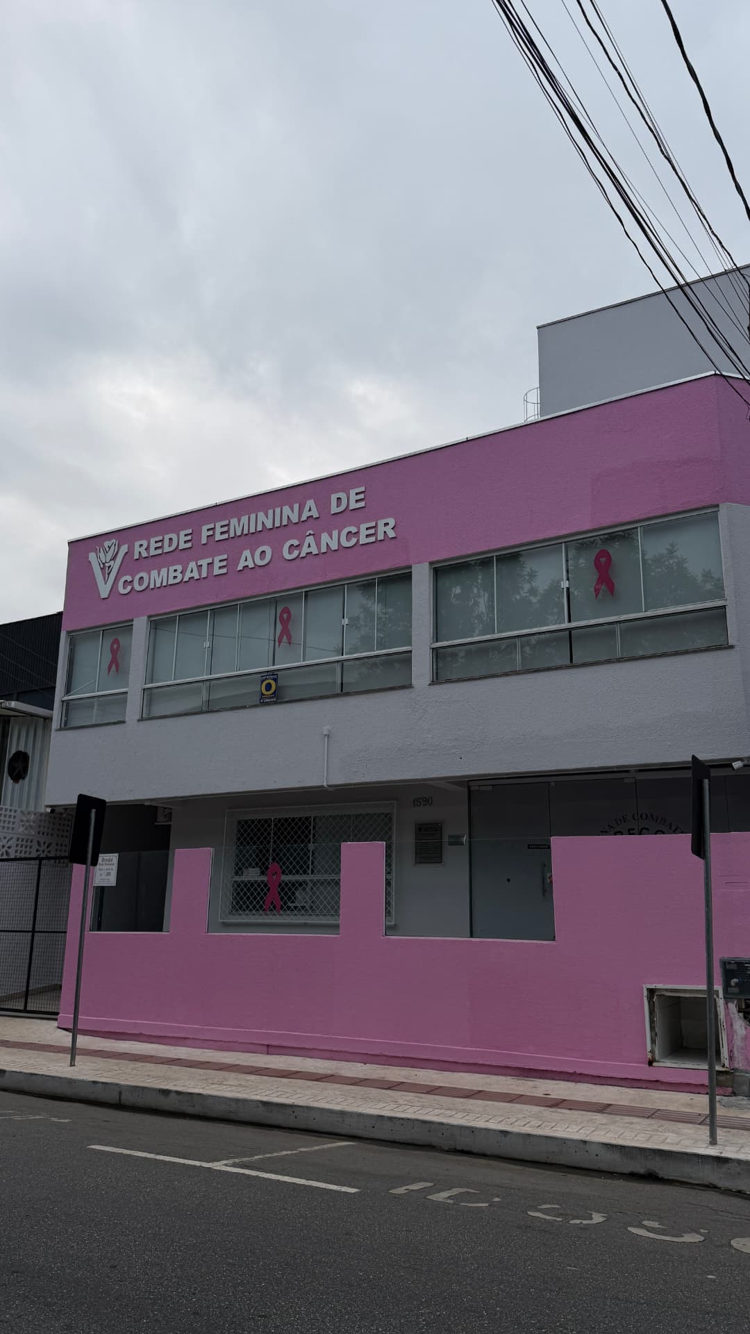 Fachada da Rede Feminina de Combate ao Câncer de Balneário Camboriú, com o letreiro da instituição no topo do prédio
